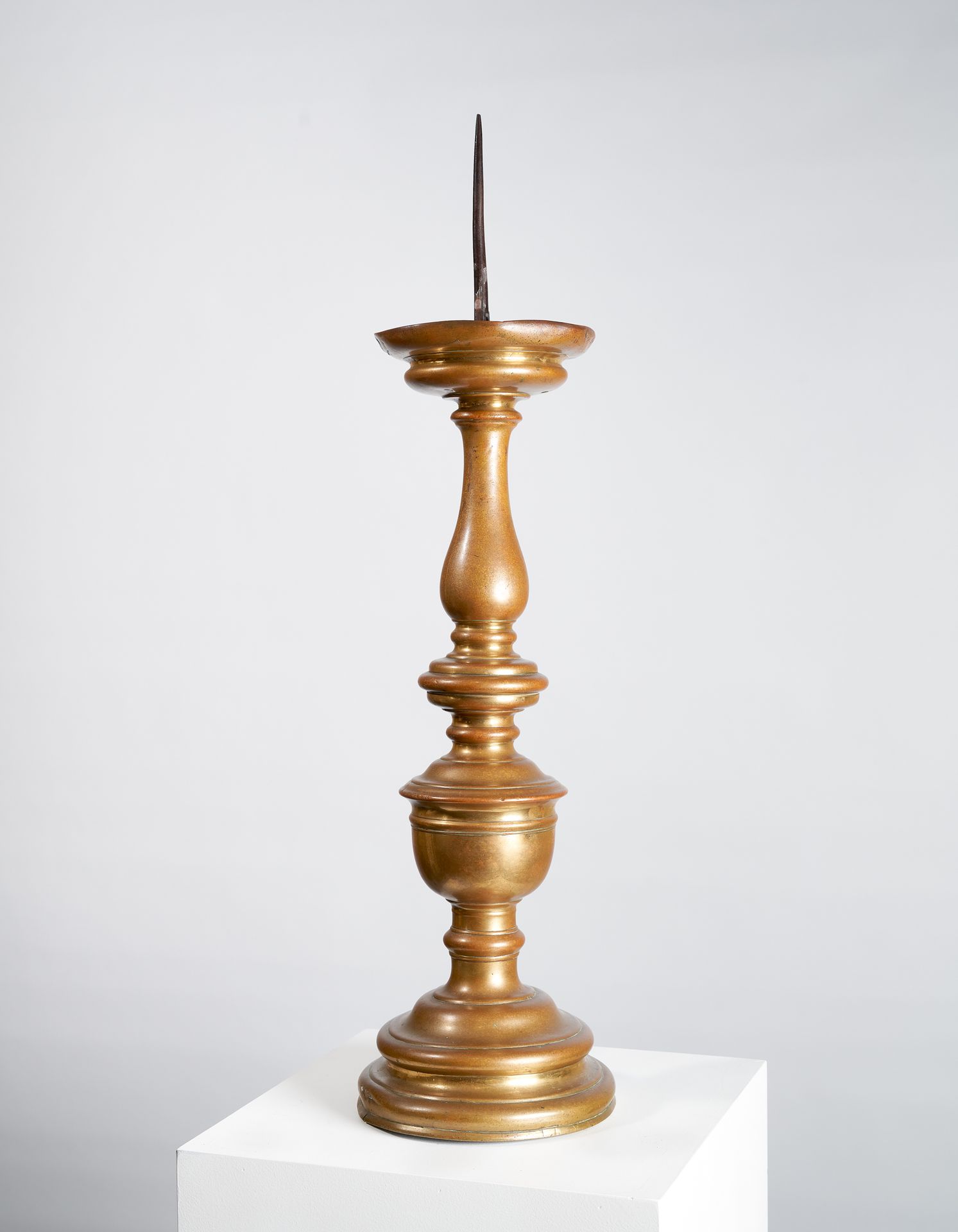 Null LARGE BRONZE CANDLE STICK

18th century 

H: 77 cm