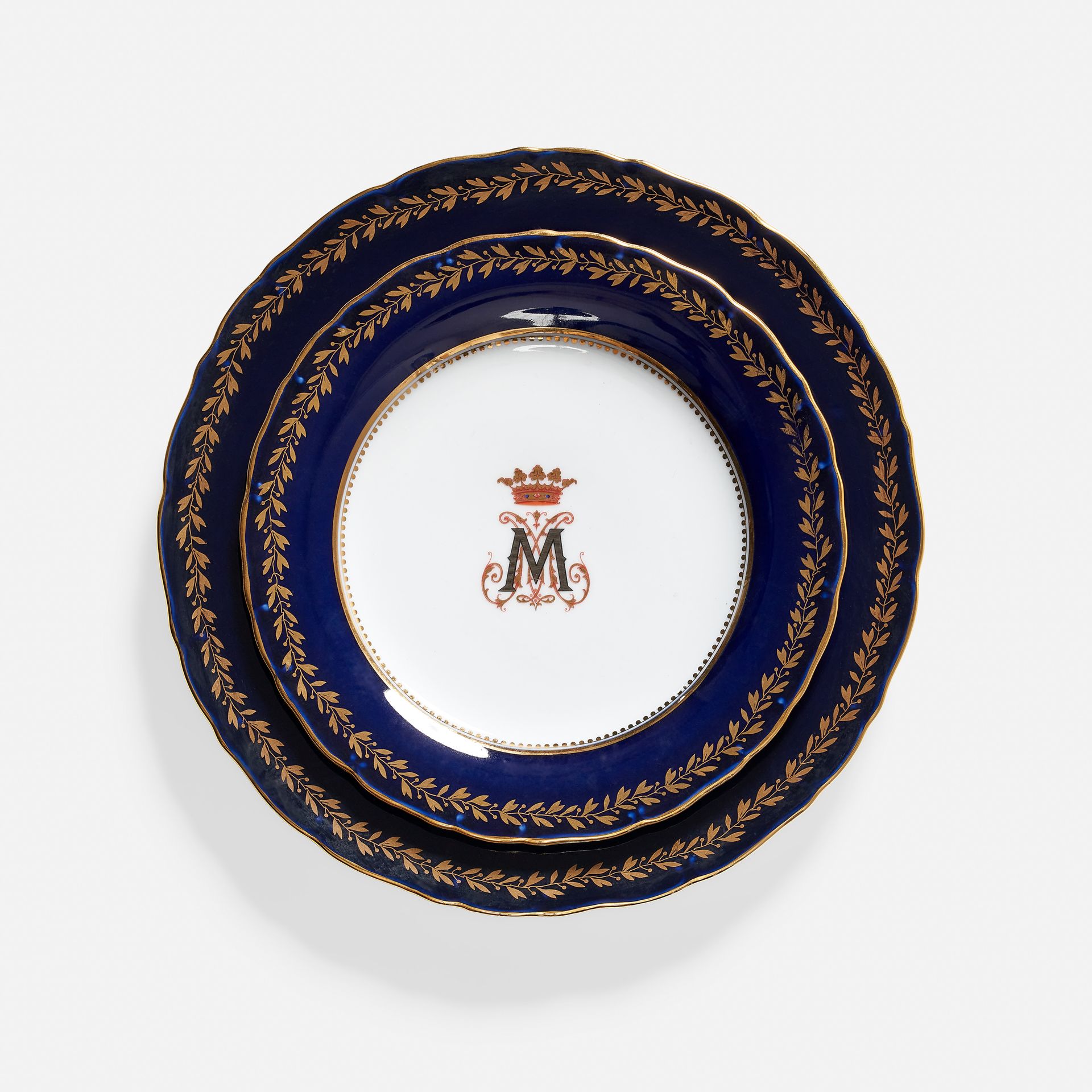 Null PARTIE D'UN SERVICE DE TABLE

En porcelaine à décor bleu et or, et monogram&hellip;