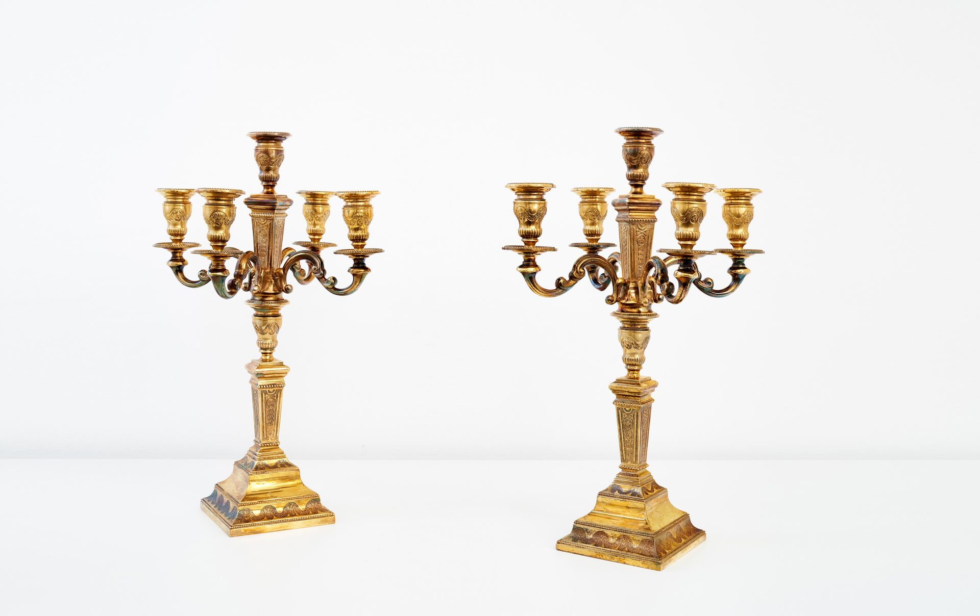 Null 一对银色镀金烛台

路易十六风格

有5个烛台，可转化为烛台。

印章。比利时，A835

高：43厘米

总重量：2328克