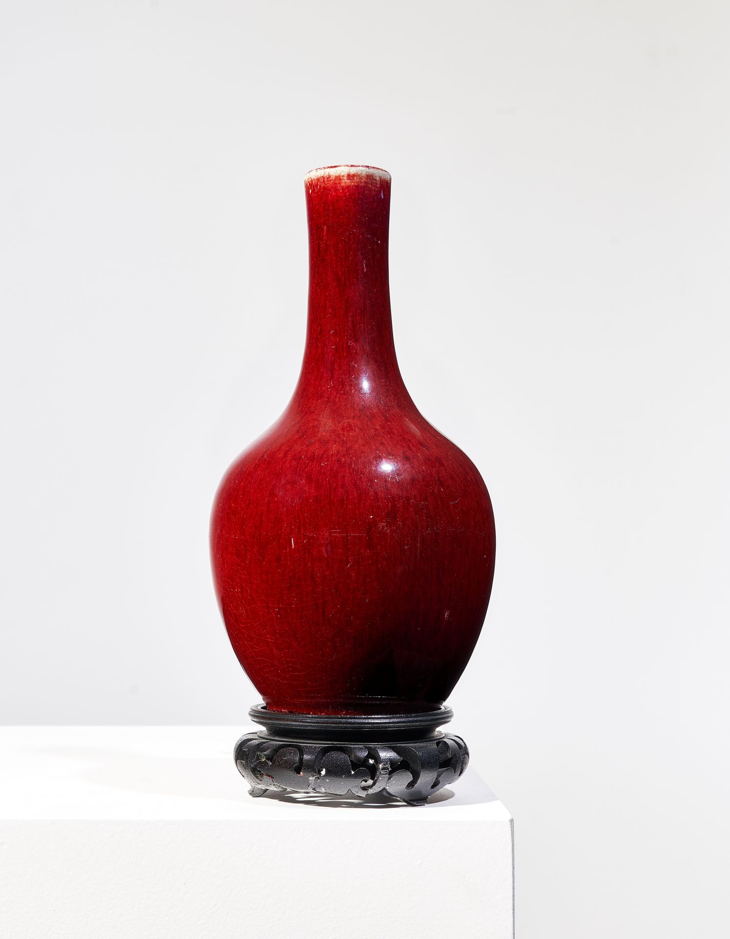 Null 兰亭集势瓶

晚清时期(1644-1911)

深红色，釉面有裂纹，底的流釉有凿痕。

连同木架

高：22厘米

出处：第83和84号拍品。

- &hellip;