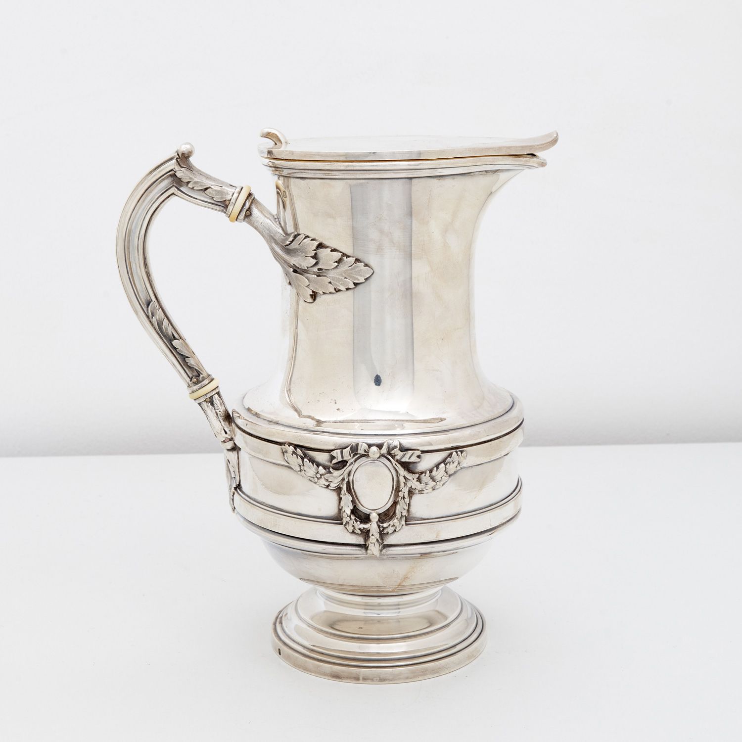 Null SILVER EWER

With ancanthus leaves, medallions and garlands, removable lid,&hellip;