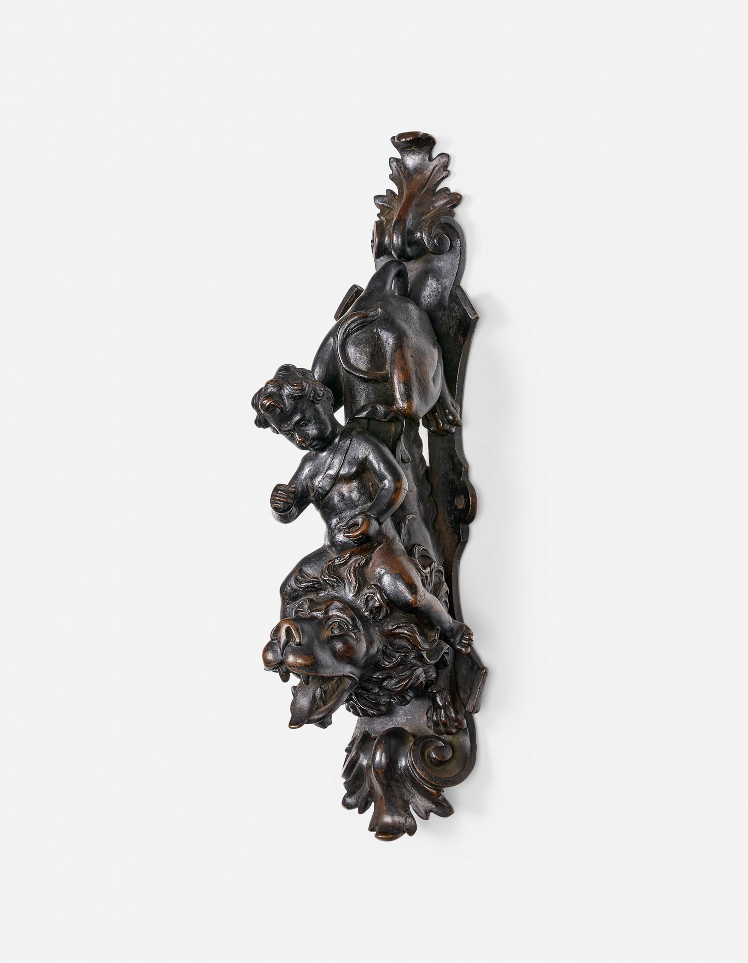 Null 青铜敲门砖

荷兰，18世纪初

带有青铜色的铜锈，描绘了一个骑着狮子的孩子。

高：29厘米