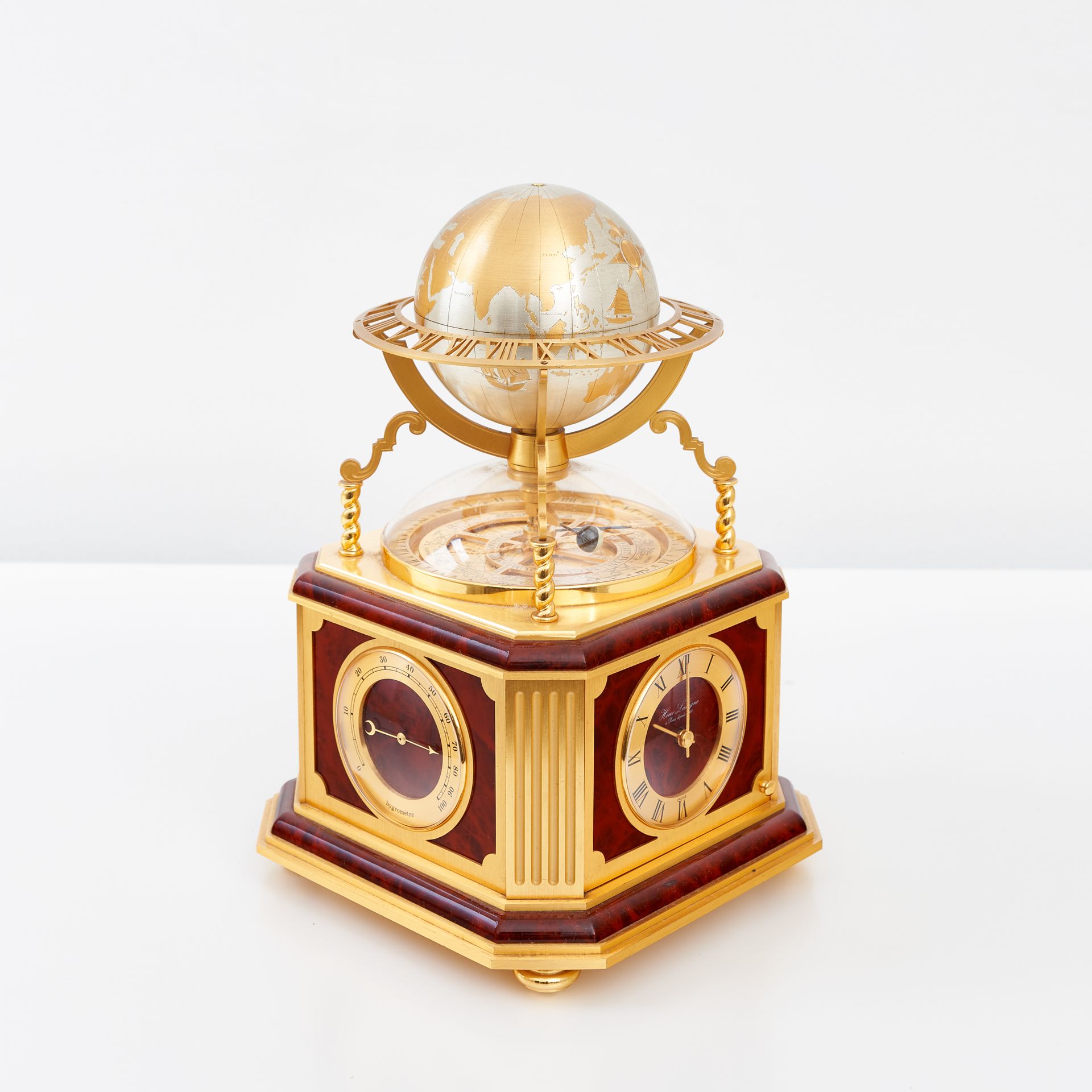 Null 宇宙钟

作者：Hour Lavigne (1848年起在巴黎)

侧面有四个表盘，分别描述小时、温度、大气压力和湿度。

顶部有一个地球仪和一个天文&hellip;