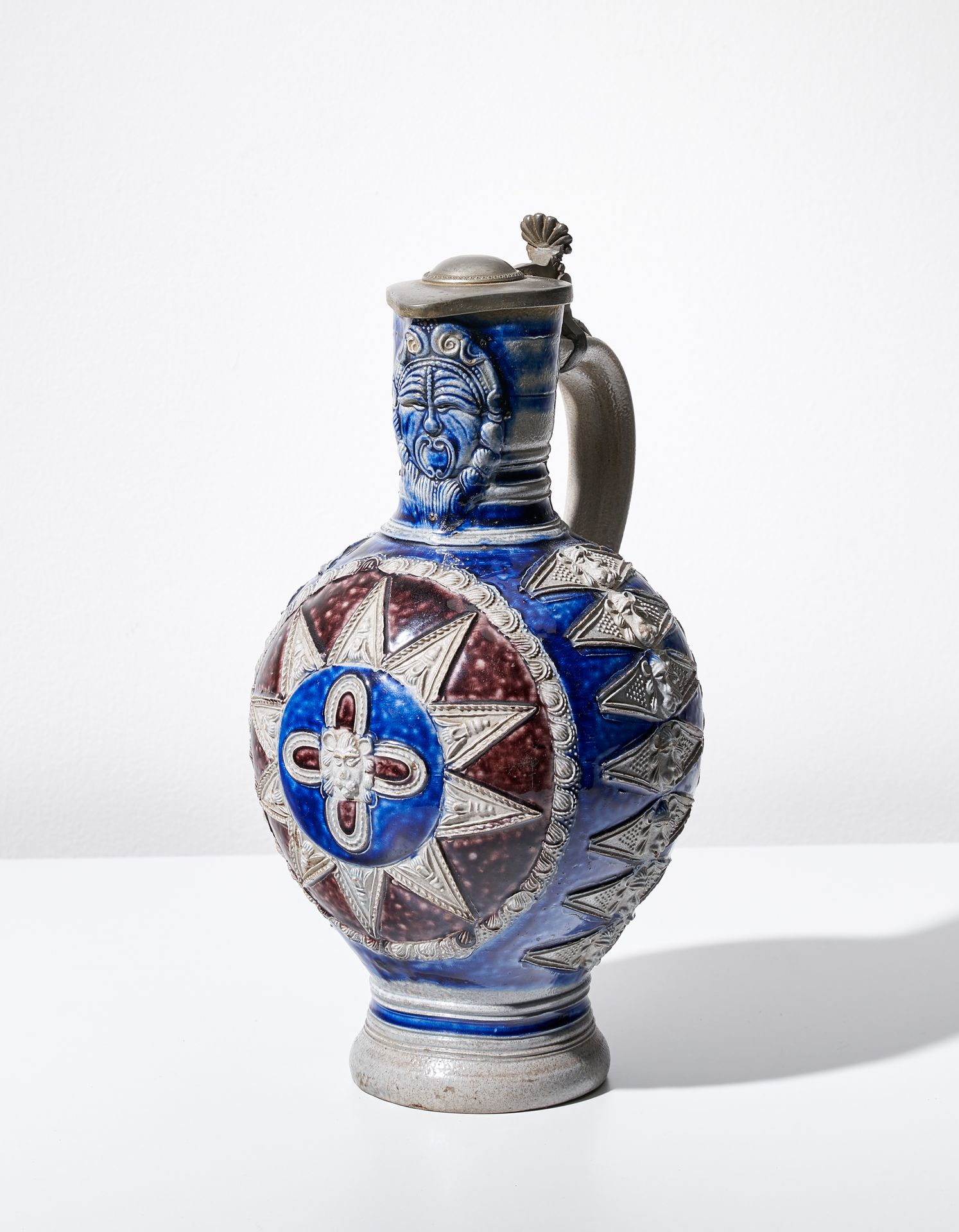 Null 釉面陶器壶

维斯特瓦尔德，17世纪第三季度

多色处理，颈部有马斯卡龙，壶身有星形和装饰。

高：27,5厘米