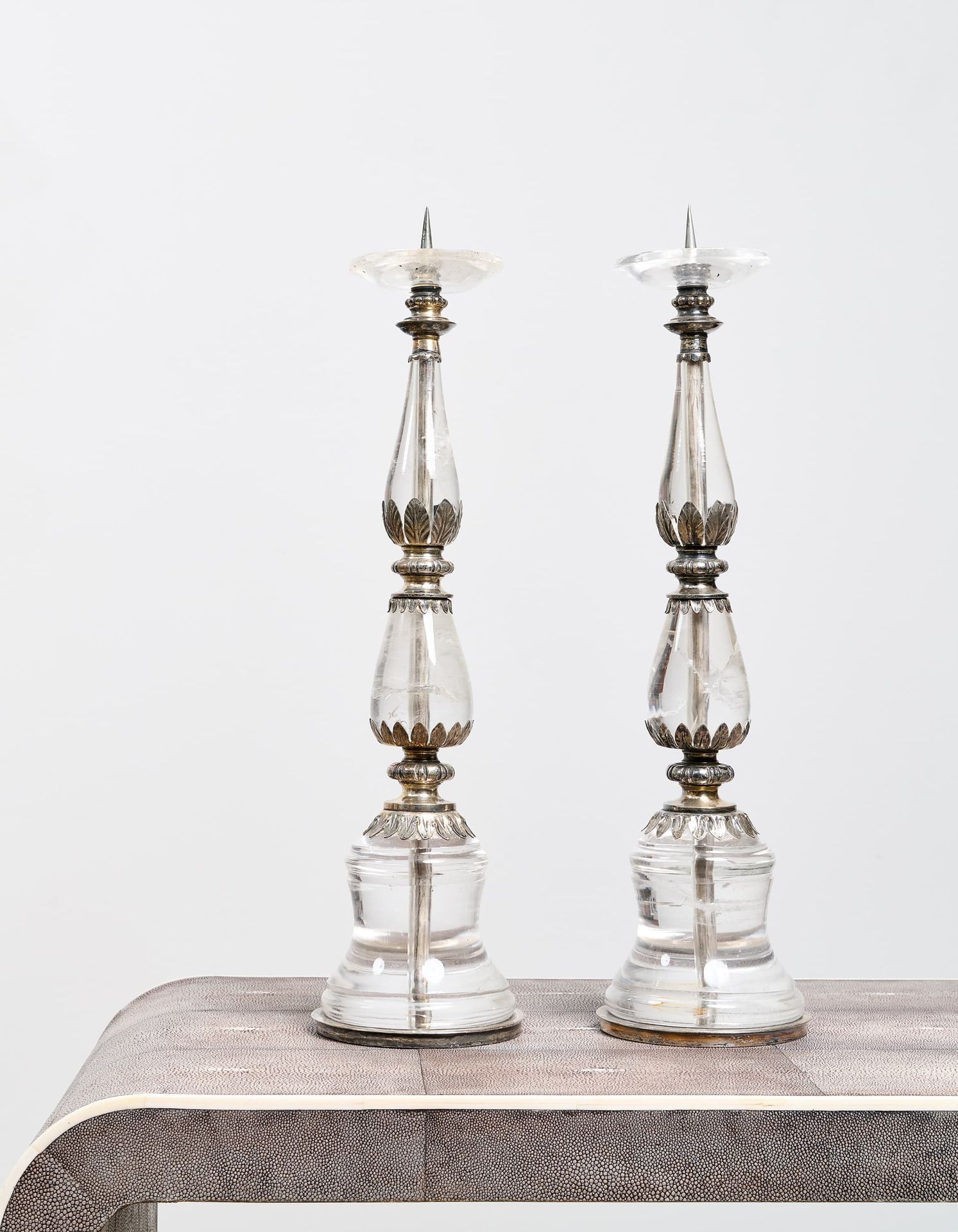 PAIRE DE GRANDS BOUGEOIRS PAIR OF LARGE ROCK CRYSTAL CANDLESTICKS

In the 17th c&hellip;