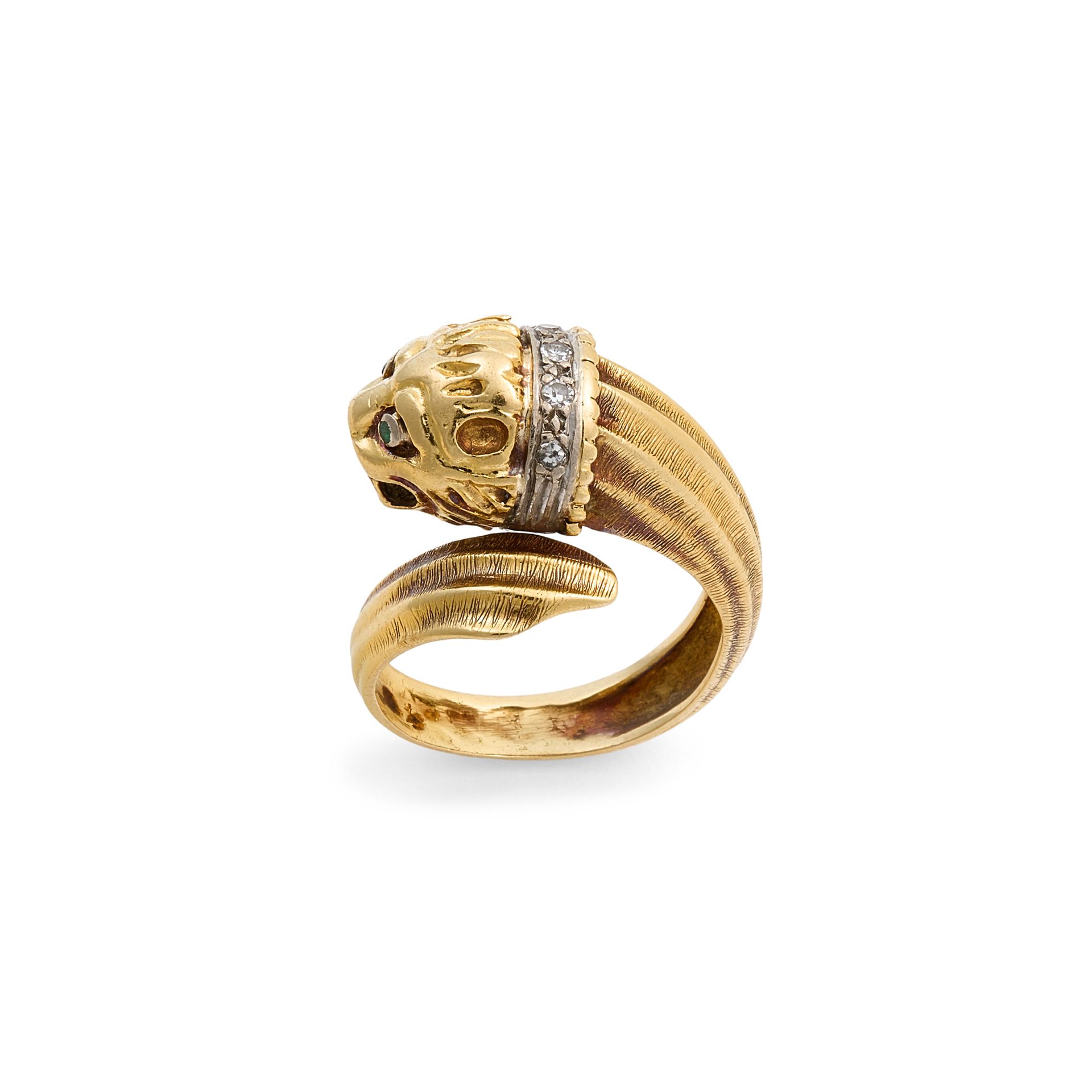 BAGUE DANS LE STYLE DE LALAOUNIS 18K黄金材质，以狮子头为特色 
头部，镶嵌着小祖母绿和小 
钻石 
标记为：750，M.4 &hellip;