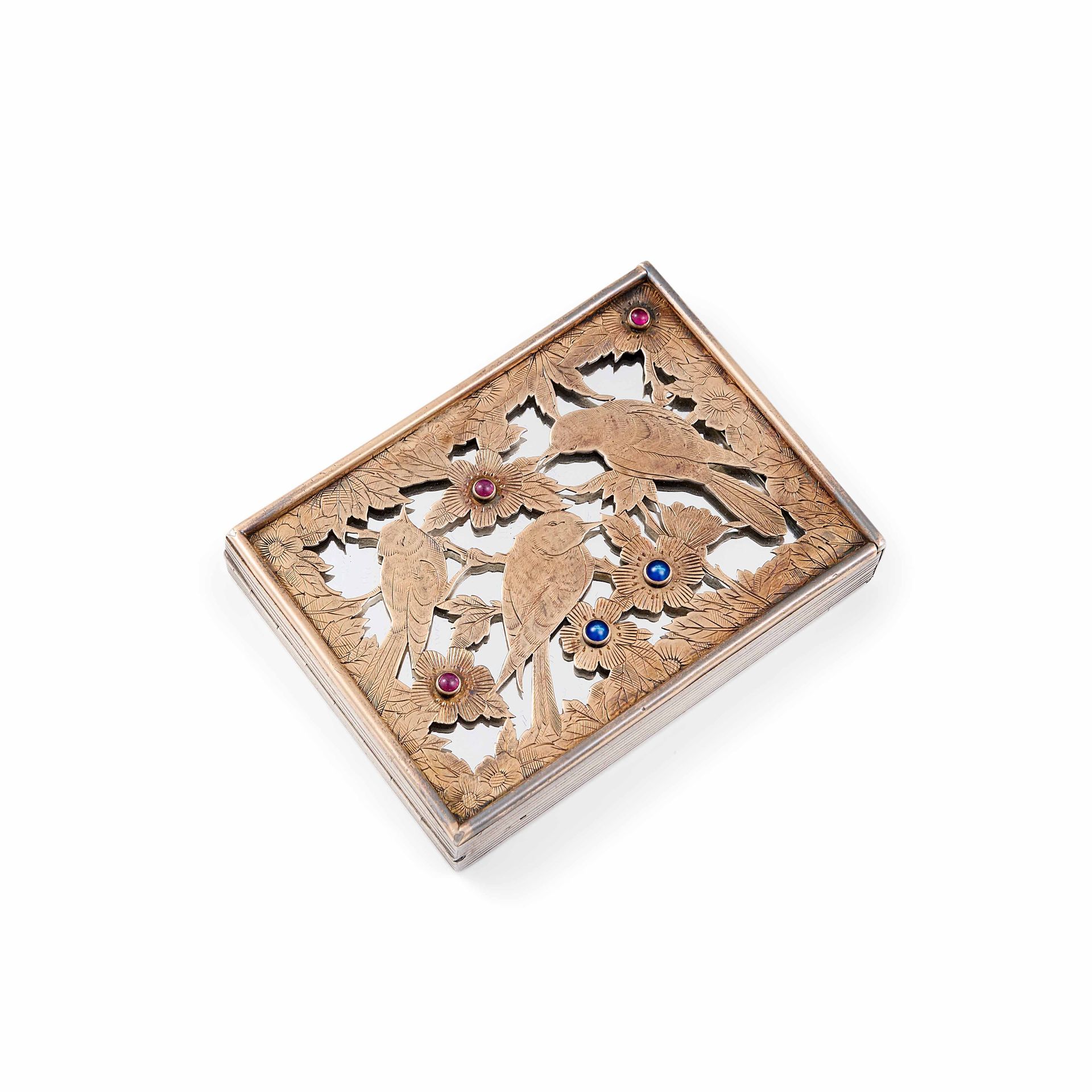 BOUCHERON MINAUDIERE 18K黄金和银，雕刻有花鸟图案，镶嵌有3颗凸圆形红宝石和2颗凸圆形蓝宝石。它由一个唇膏盒和一个带镜子的粉盒组成。
签名&hellip;