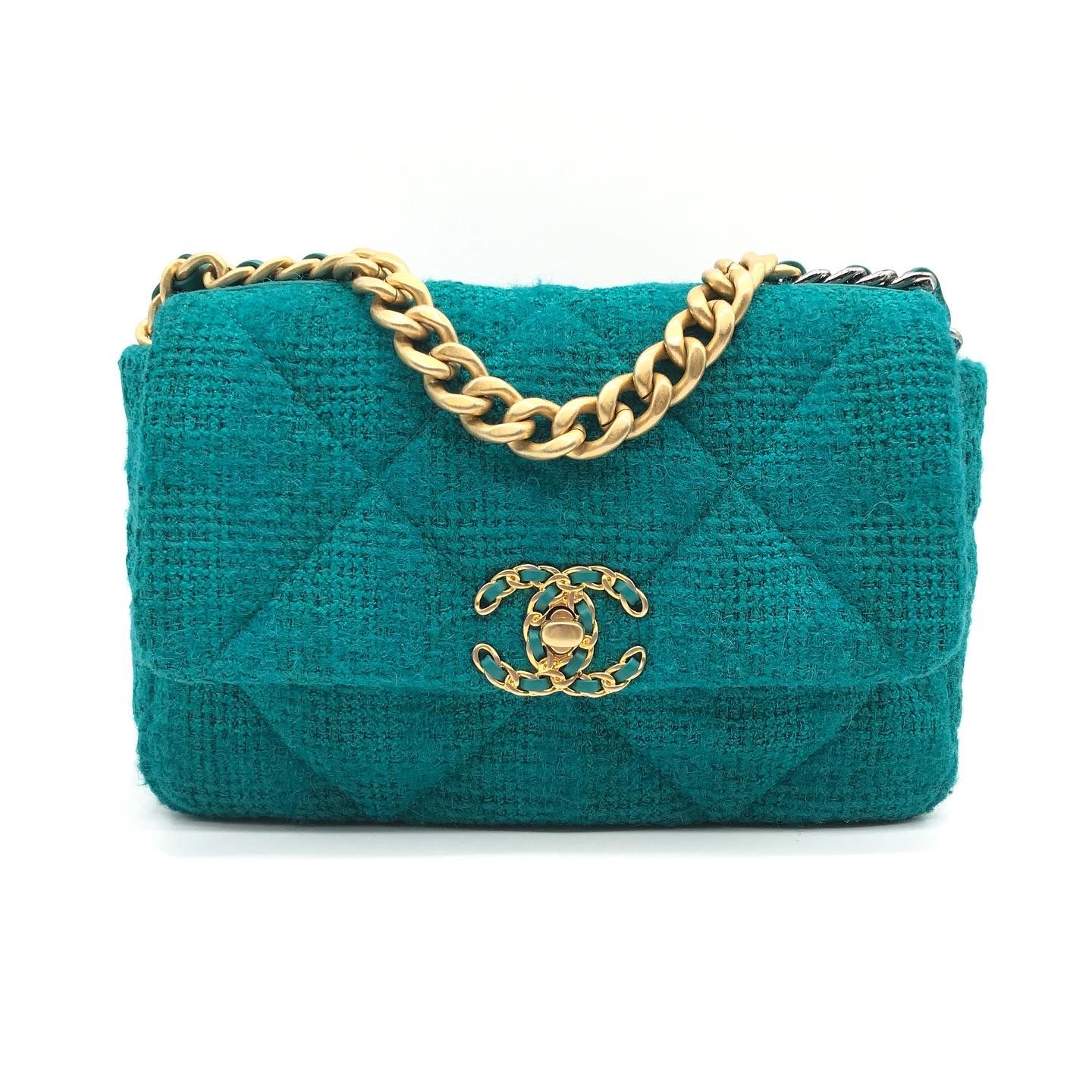Null CHANEL

19" bag in green tweed with flap, aged gold clasp with leather link&hellip;