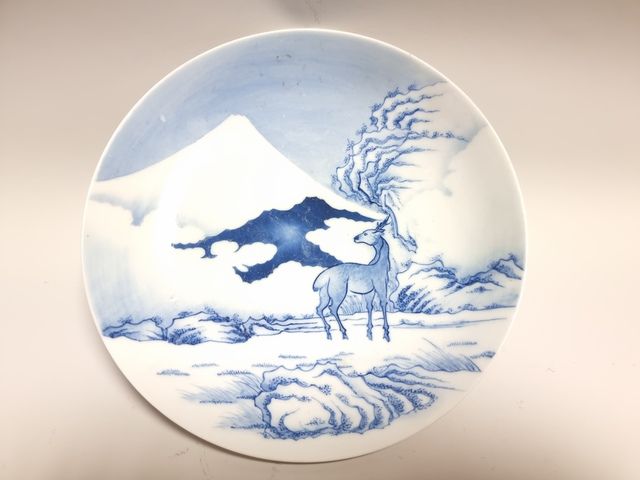 Null JAPAN. ASSIETTE aus blau-weißem Porzellan mit Rehdekor. Durchmesser: 21,5 c&hellip;