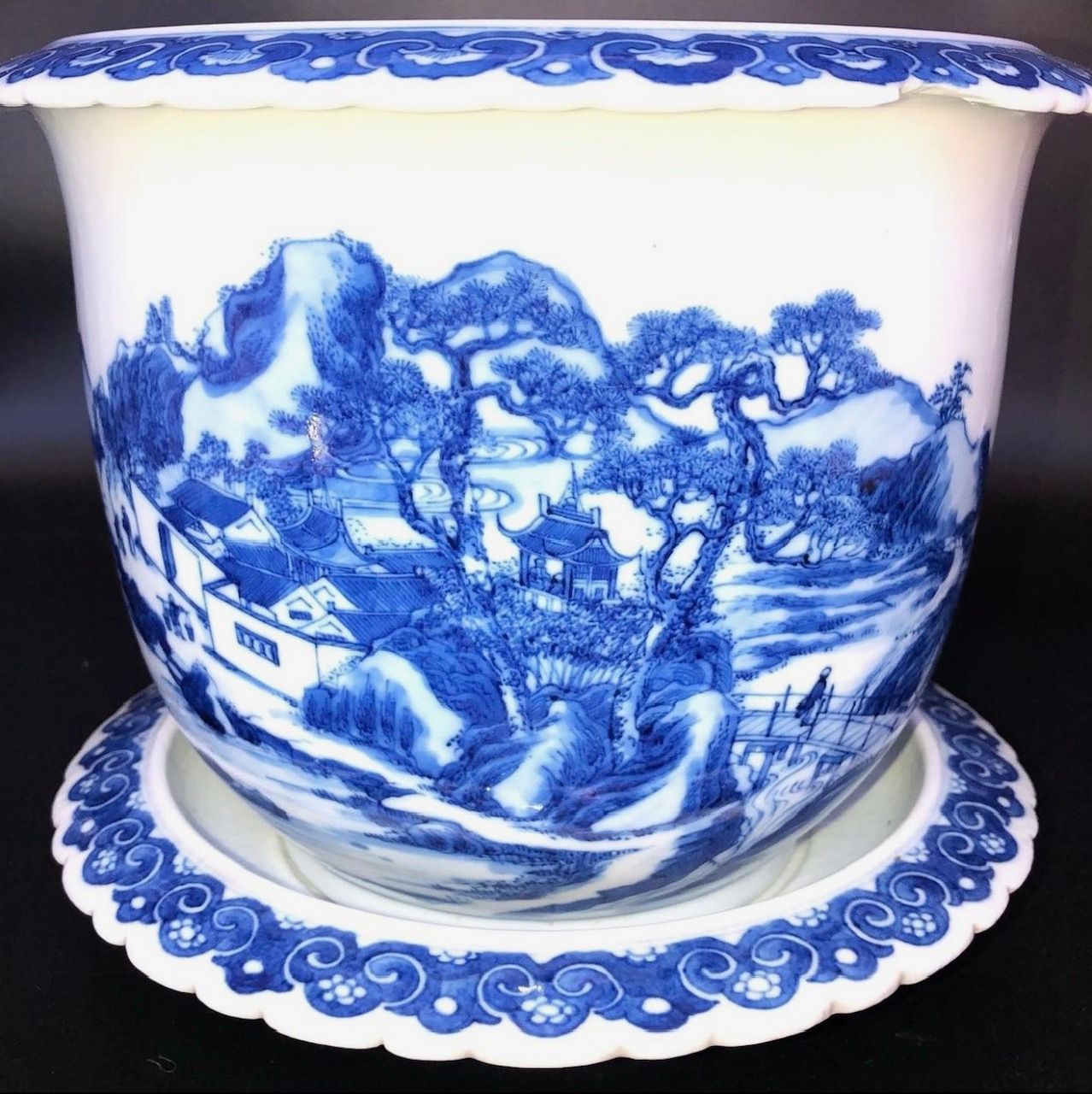 Null CHINE, XIXème. CACHE-POT et sa soucoupe en porcelaine bleu blanc à décor de&hellip;