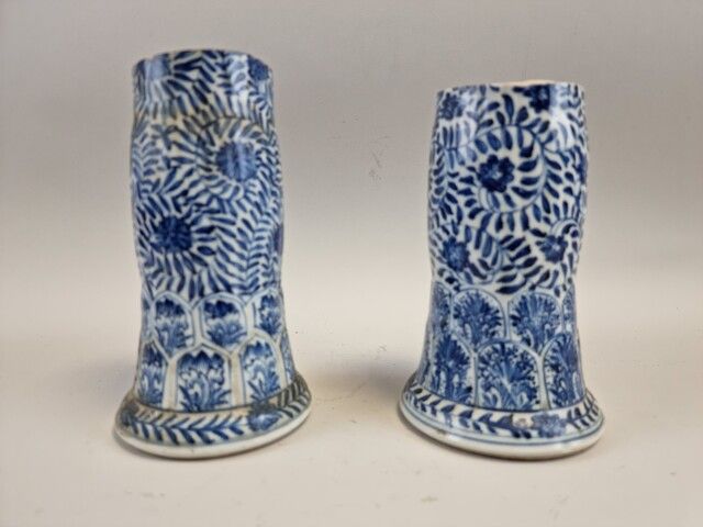 Null CHINA, KANGXI period. Pair of blue and white porcelain vases with stylized &hellip;
