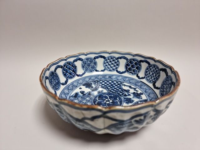 Null CHINA. JATTE with ribbed edge in blue-white porcelain. H: 7 cm