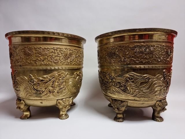Null CHINA. PAIR OF GARDENERS in bronze decorated with peonies and dragons, feet&hellip;
