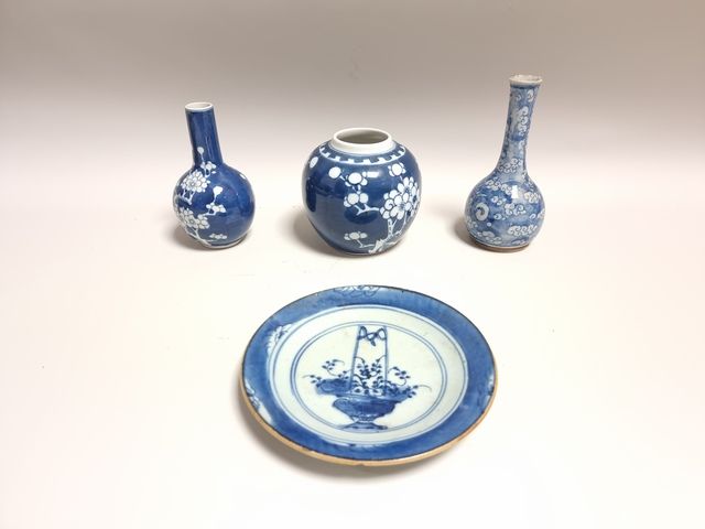 Null 中国。3个花瓶和一个小盘子，蓝底白纹的瓷器。高：10至14.5厘米