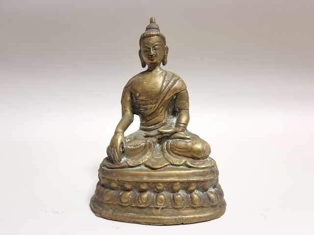 Null 
NEPAL. Estatuilla de Buda de latón. H: 15 cm