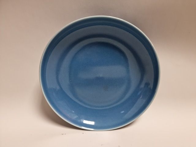 Null CHINE, XIXème. ASSIETTE creuse en porcelaine à couverte bleue. Idéogrammes &hellip;