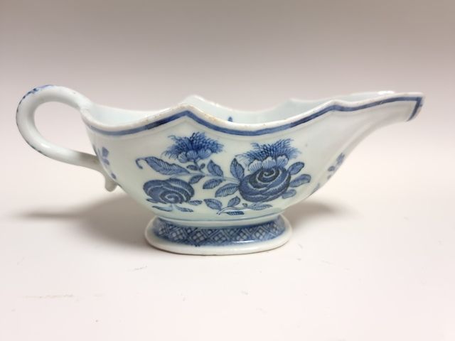 Null 中国，18世纪。青花瓷碗，边缘有轮廓，有花的图案。高7,5厘米
