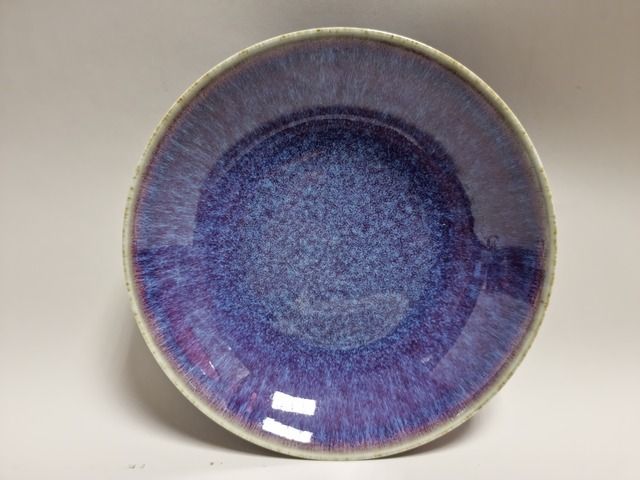 Null 中国，19世纪。瓷盘，釉色为火焰状和斑驳的蓝色和紫色，底部饰有表意文字。直径：22厘米