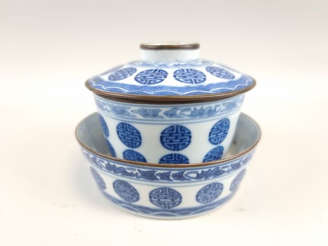 Null 中国，19世纪。一个Hue蓝色的瓷器盖碗和杯子（有缺口）。尺寸：碗高：8.5；杯底：11.7厘米