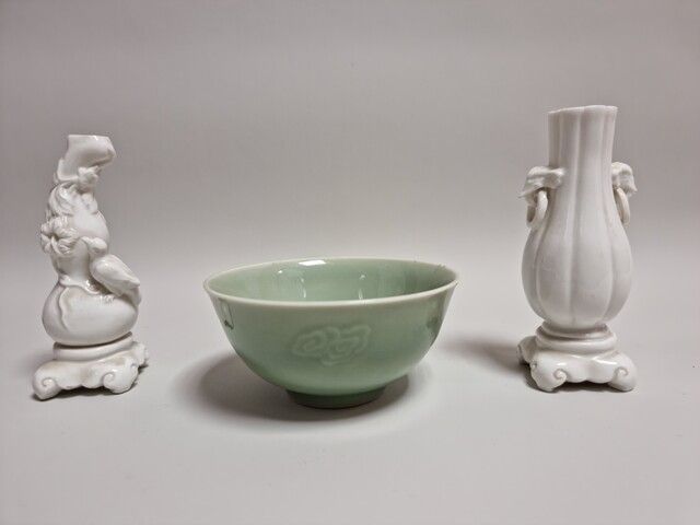 Null 中国。青花瓷仙鹤云纹碗（高：5.5厘米）和两个微型白瓷花瓶（高：12.5厘米）