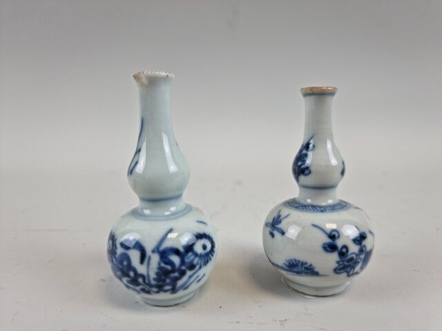 Null CHINA, 17th century. TWO blue-white porcelain MINIATURE VASES. H: 6 and 7 c&hellip;