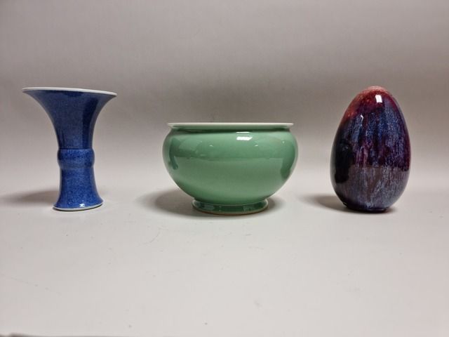 Null CHINE. VASE GU en porcelaine bleu poudré (H: 17 cm, égrenure), vase en porc&hellip;