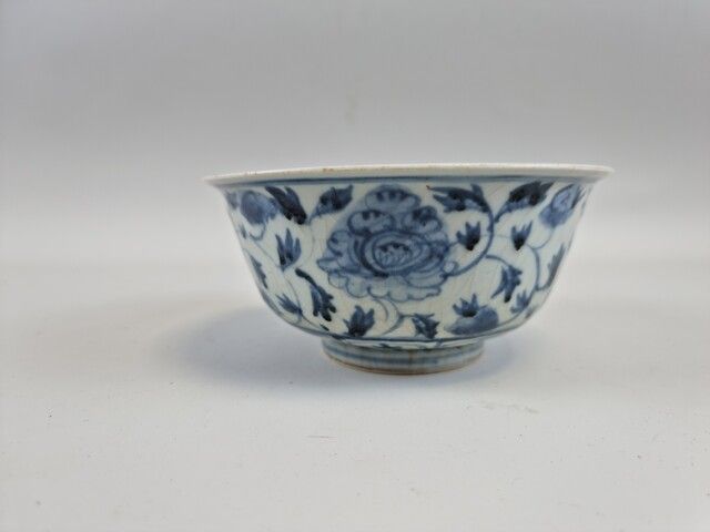 Null 中国，明朝时期（1368-1644）。青花瓷杯，带花纹。高：6.5厘米。专家：Pierre ANSAS先生