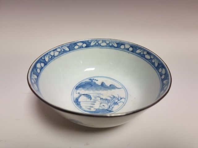 Null 中国，19世纪。小型 "Hue blue "瓷器JATTE，有山水和人物装饰，下面有表意文字，银质安装。高：7厘米