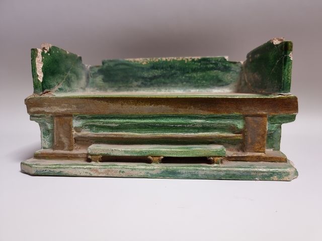 Null 中国，明朝时期（1368-1644）。绿色釉面赤土的休息床。高：15；宽：30厘米。(事故) 专家：Jean-Claude ALBA先生