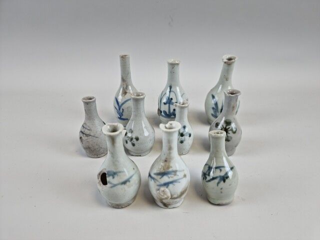 Null 韩国，朝鲜时代，15-16世纪。一套10个微型瓷器花瓶，有风格化的植物装饰，包括7个蓝色装饰的花瓶和3个绿色装饰的花瓶（意外）。高：6至10厘米