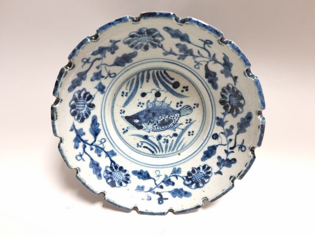 Null CHINA. Plato de porcelana azul y blanca decorado con un pez, ala almenada, &hellip;