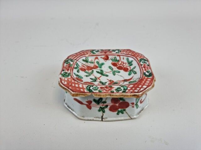 Null 中国，18世纪。瓷器长方形沙龙，切边，装饰有红色和绿色的鸟和花（事故）。高：3.5厘米