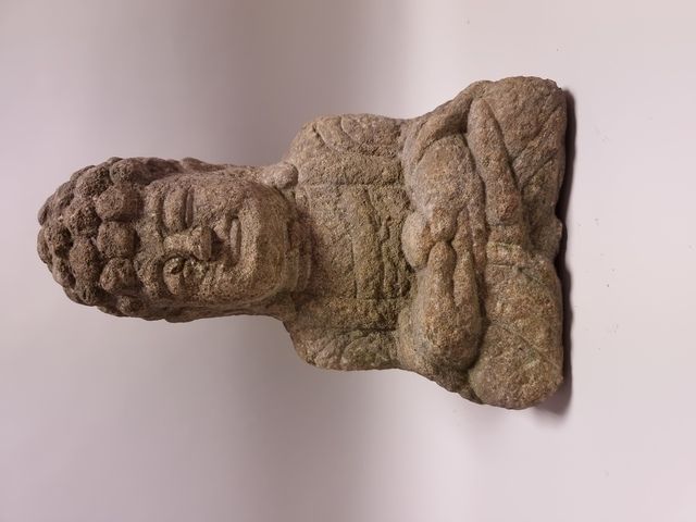 Null 中国，山西地区。坐着的石头菩萨在冥想，双手放在膝盖上。高：33厘米