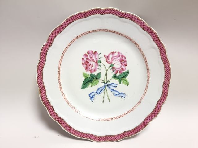 Null 中国订单，18世纪。麦森风格的花纹装饰的叶状边缘瓷盘，翼上有凹凸有致的花架图案。直径：23厘米（芯片）
