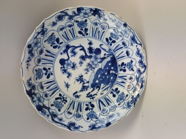 Null 中国，Ep KANGXI。青花瓷碗，有穿岩和樱花的装饰，外翼有毛细血管的背景。直径：21厘米