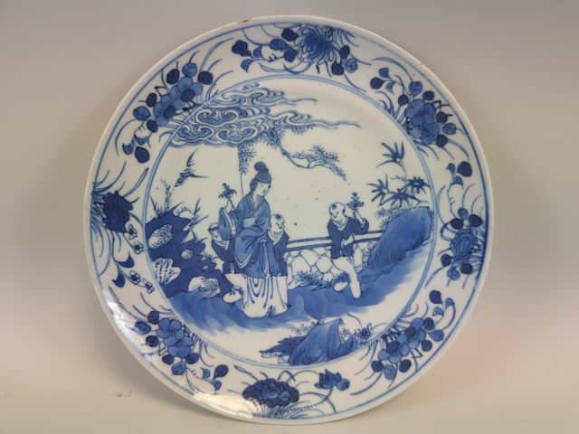 Null 中国，18世纪。一个青花瓷盘，上面装饰着一个母亲和她的孩子在散步。直径: 20,5 cm