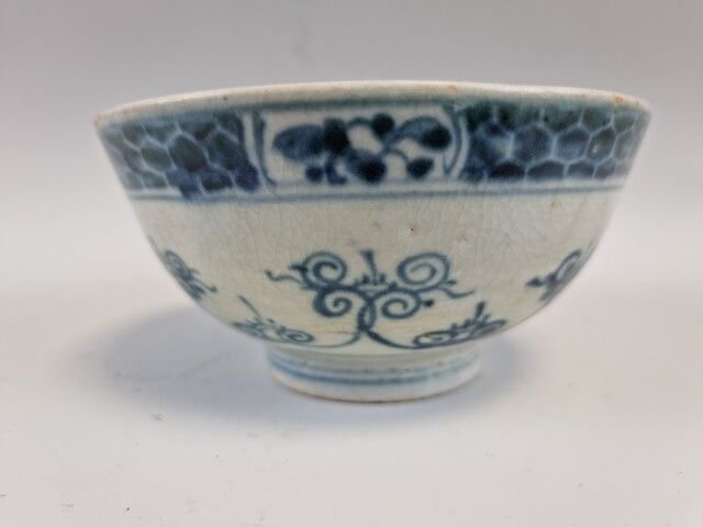 Null 中国，康熙年间。青花瓷碗，有造型的花和鳞片。高: 7,5 cm (裂纹和碎片)