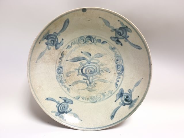 Null 中国，明朝时期（1368-1644）。一件青花瓷盘，上面装饰着风格化的花朵。直径：32厘米。专家：Pierre ANSAS先生