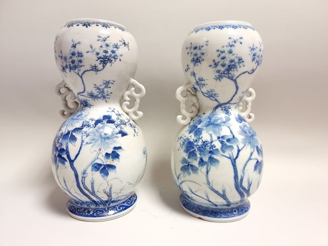 Null JAPAN, 19th century. Pair of blue and white porcelain coloquint vases decor&hellip;