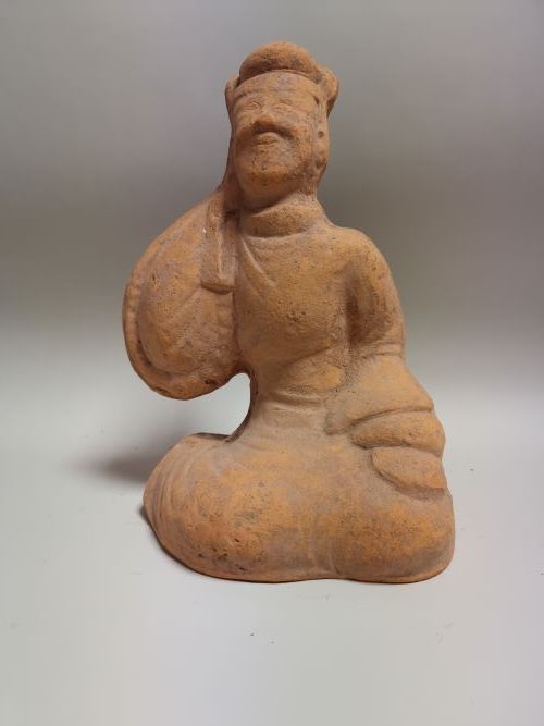 Null 中国，汉朝时期（公元前206年-公元220年），四川地区。坐在陶器中的宫女。高：23厘米。专家：Jean-Claude ALBA先生
