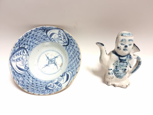 Null 中国。19世纪 杯子（事故），青花瓷荷叶壶和中国白的蔬菜形壶。高：13厘米