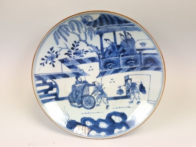 Null 中国，18世纪。青花瓷方块，有人物装饰。直径：21厘米