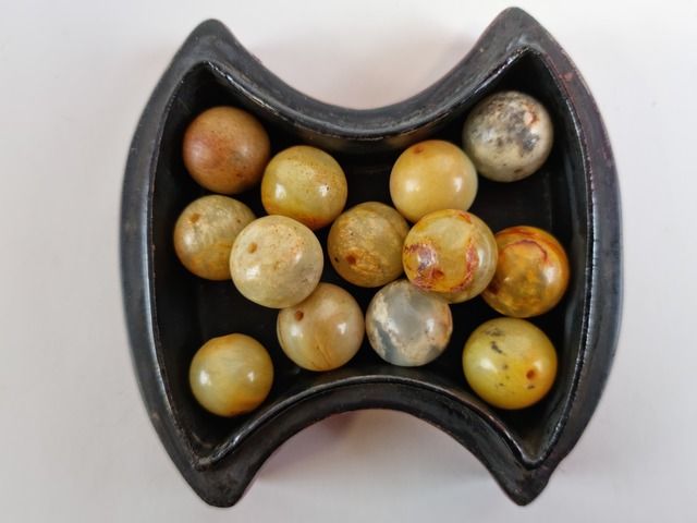 Null CHINE. SUITE de 13 boules rondes en jade vert, gris et miel. Diam: 20 mm en&hellip;