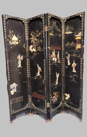 Null INDOCHINA, circa 1900. FOUR LEAF SCREEN in lacquered and gilded wood on a b&hellip;