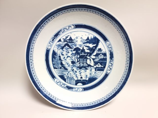 Null 中国。两件青花瓷盘，龙（直径：32厘米）和宝塔（直径：33厘米）图案