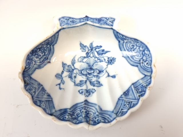 Null CHINA, período KANGXI. Una concha acanalada de porcelana azul y blanca con &hellip;