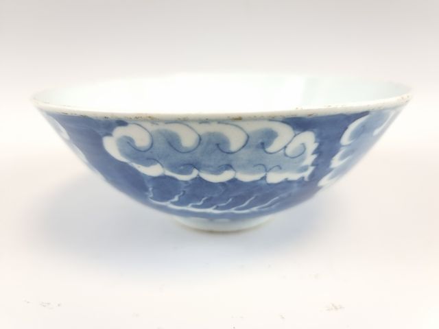 Null 中国，19世纪。一件小的 "Hue blue "瓷器JATTE，上面有龙和云的装饰，下面是表意文字。高：7厘米