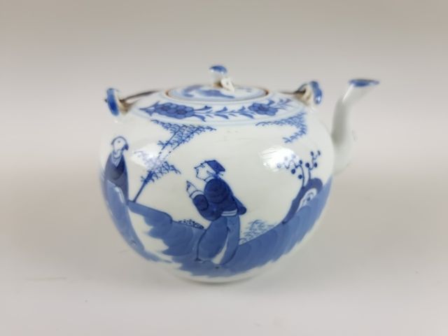 Null CHINA, siglo XVIII. Tetera de porcelana azul y blanca con personajes. H: 10&hellip;