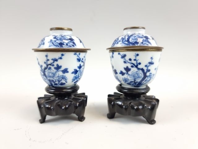 Null 中国，19世纪。一对 "Hue blue "瓷器中盖的刺绣，饰有樱花，铜质安装。高：5.5厘米
