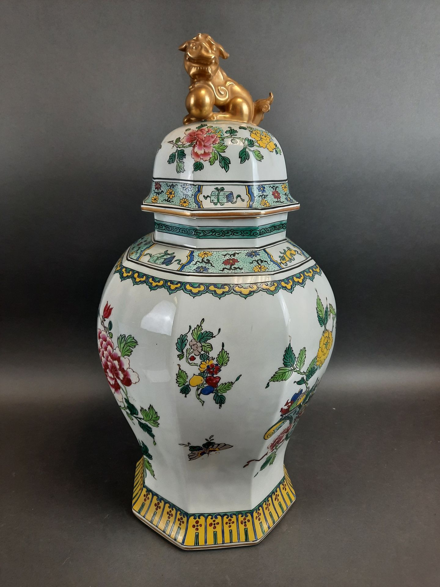 Null 中国。花鸟装饰瓷罐，镀金的Dogfish手柄。高：54厘米